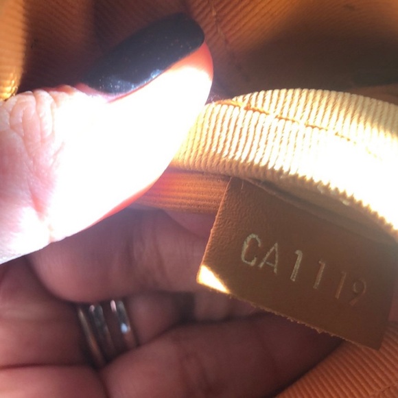 Louis Vuitton Crossbody - Picture 5 of 9